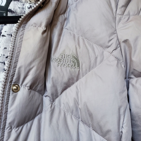 The North Face Women's Hooded Parka. Size Small - Picture 2 of 9